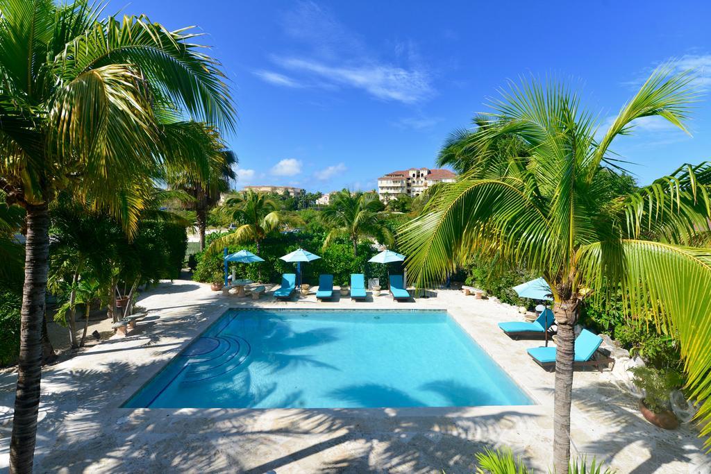 Caribbean Paradise Inn Грейс-Бэй Экстерьер фото